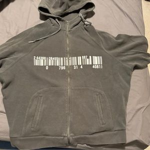 It has a barcode pattern on its front and a Chinese flavor pattern on its back.